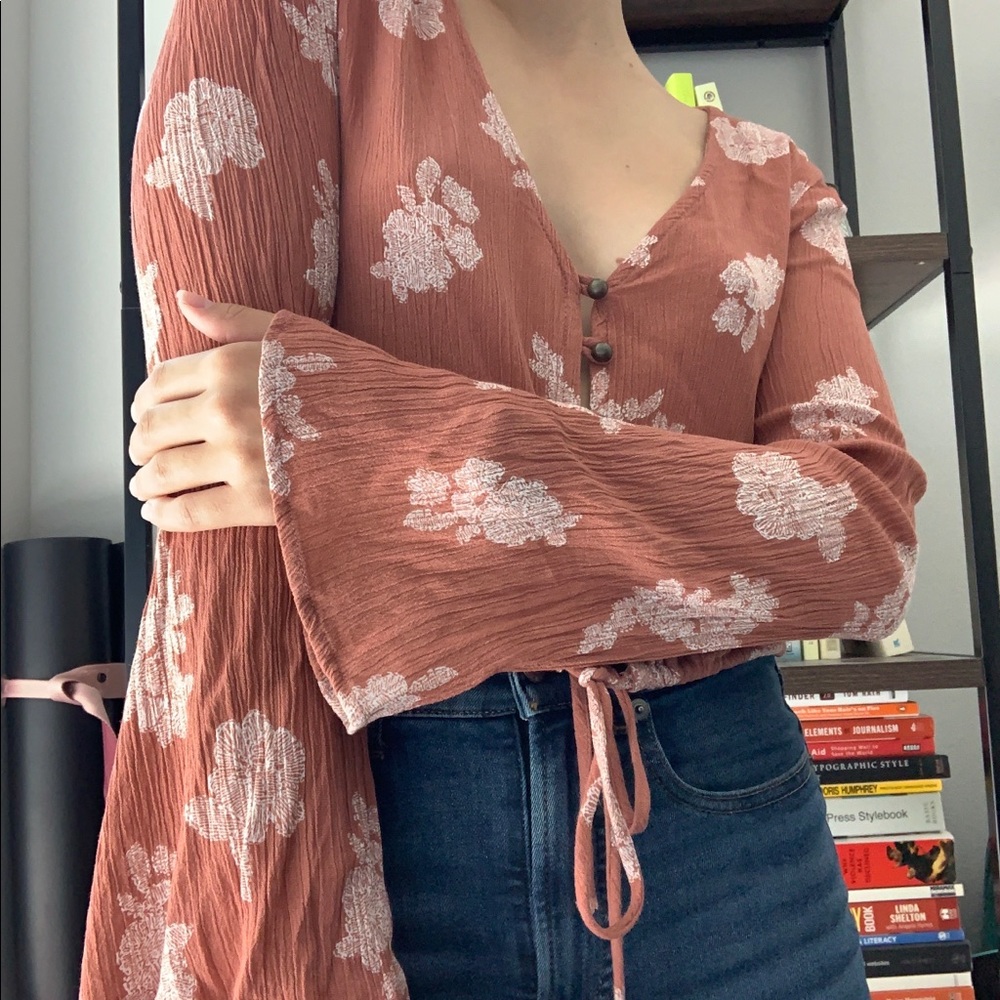 FLORAL BUTTON & TIE FRONT BELL SLEEVE CROP - Picture 4 of 9